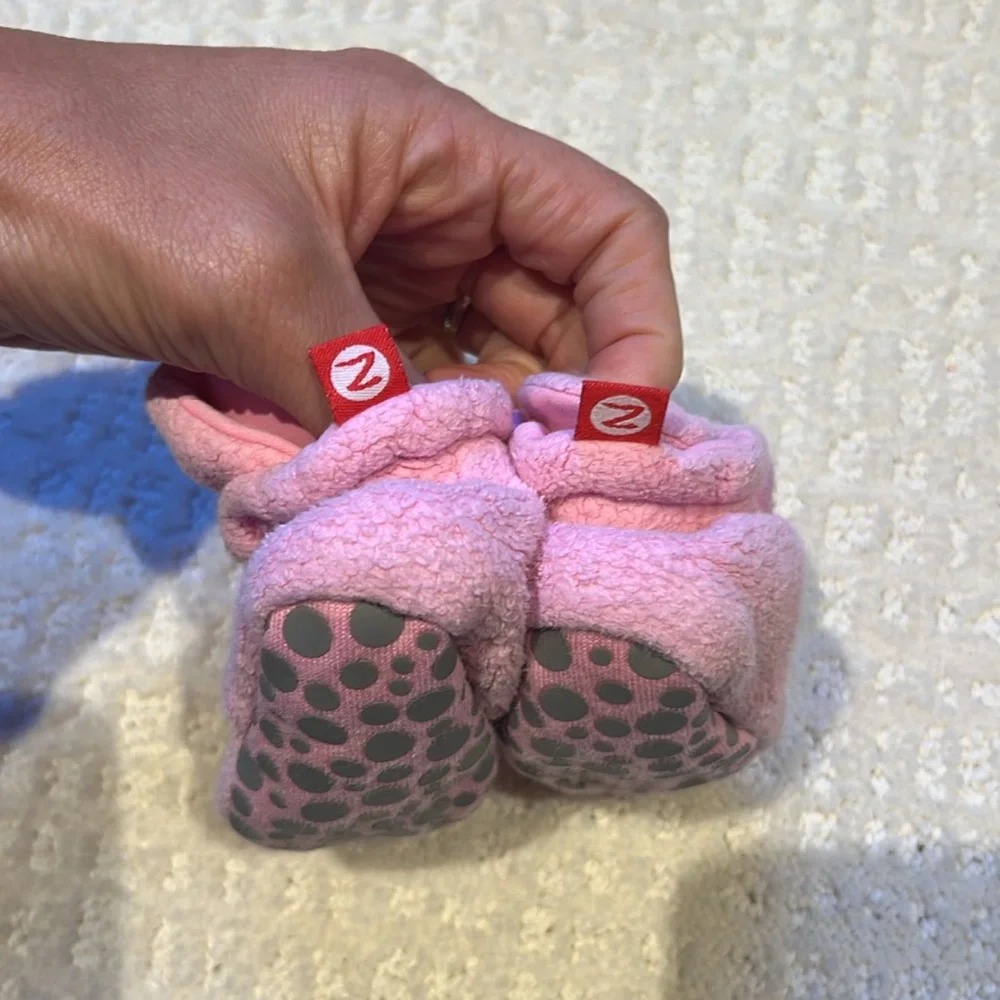 Zutano baby girl 12 month beautiful pink booties - easy to wear and keep on
